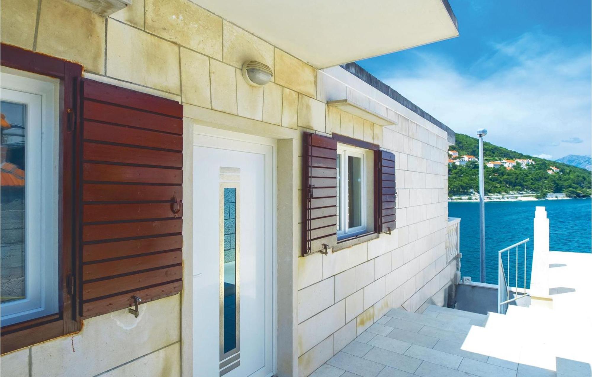 Beautiful Home In Pucisca With Wifi Экстерьер фото