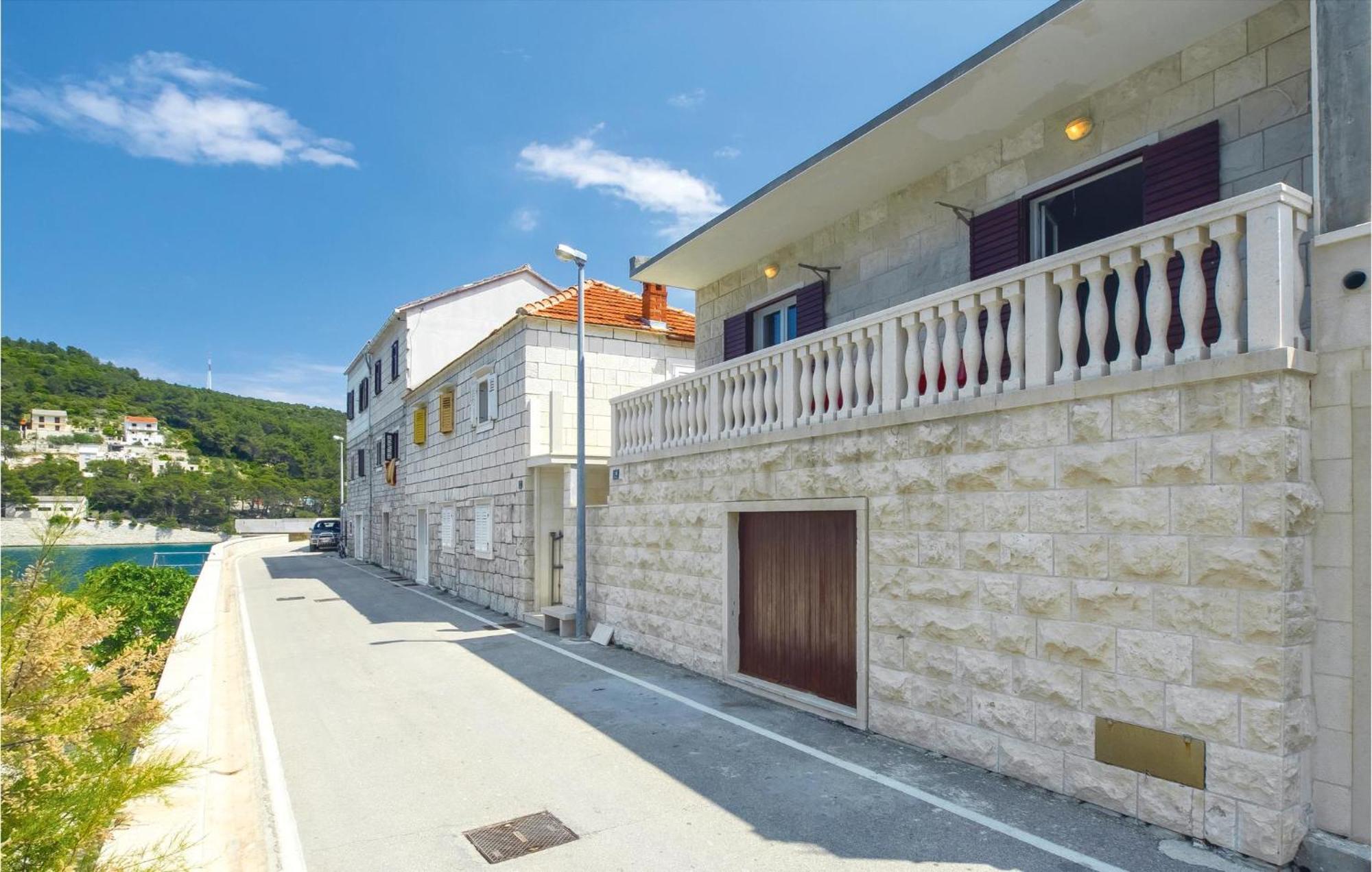 Beautiful Home In Pucisca With Wifi Экстерьер фото