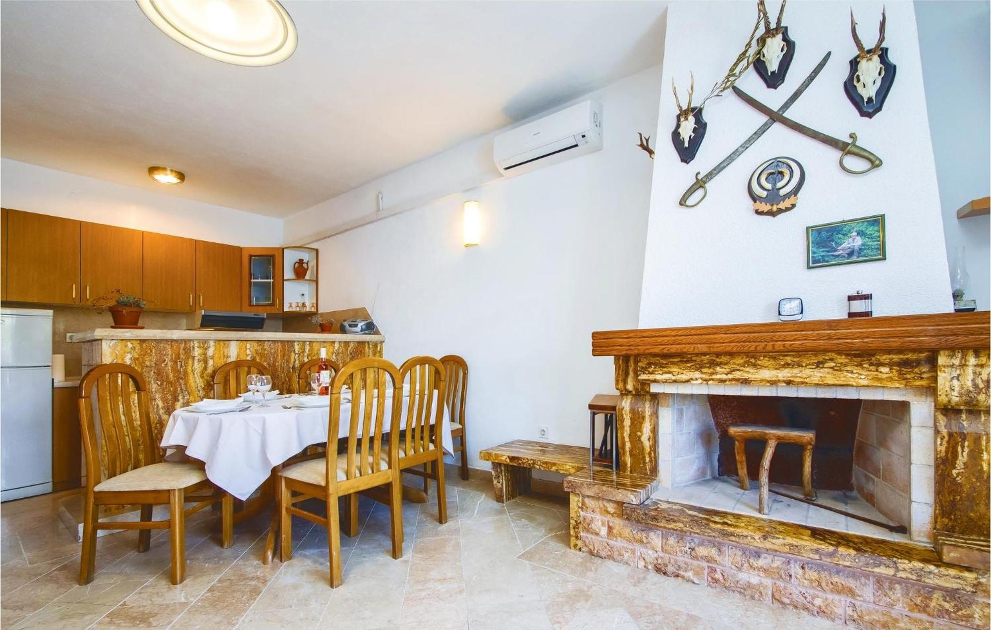 Beautiful Home In Pucisca With Wifi Экстерьер фото