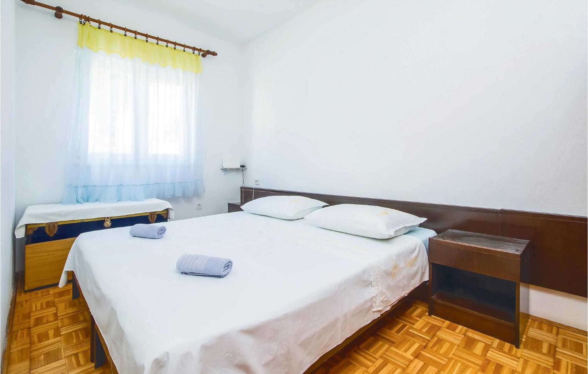 Beautiful Home In Pucisca With Wifi Экстерьер фото