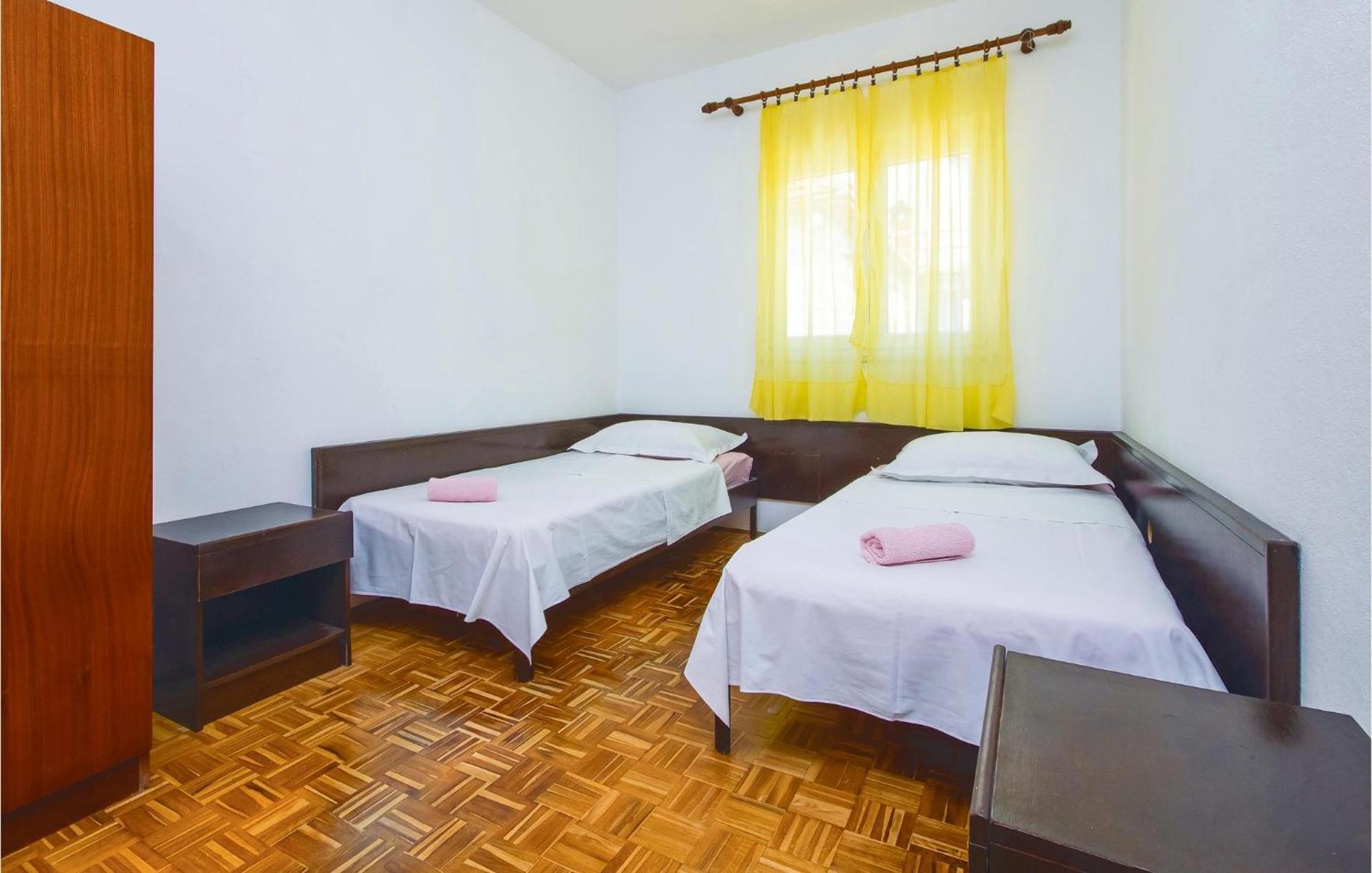 Beautiful Home In Pucisca With Wifi Экстерьер фото